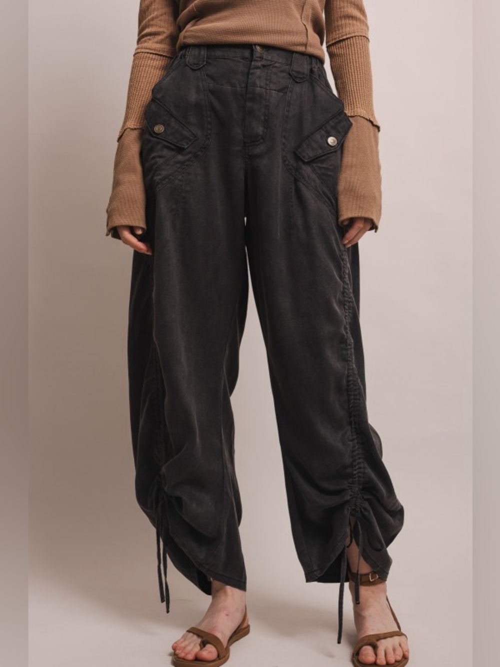 D04. RUCHED LEG CARGO PANTS